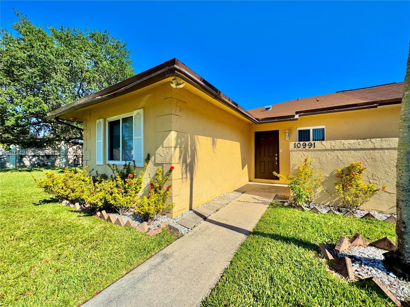 SUNRISE GOLF VILLAGE SEC - Residential Lease