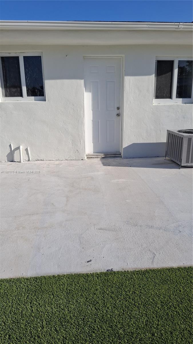 Ready to move in study in excellent condition in Hialeah area. The rent include electricity, water and sewer,
private entrance and one parking space. Pictures are coming soon.