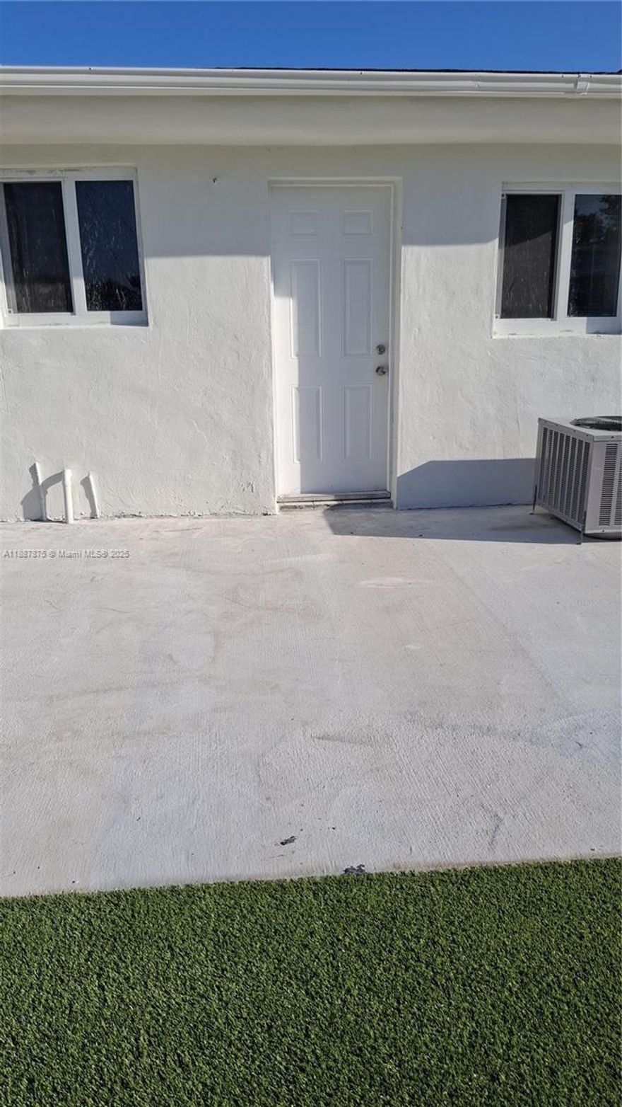 Ready to move in study in excellent condition in Hialeah area. The rent include electricity, water and sewer,
private entrance and one parking space. Pictures are coming soon.
