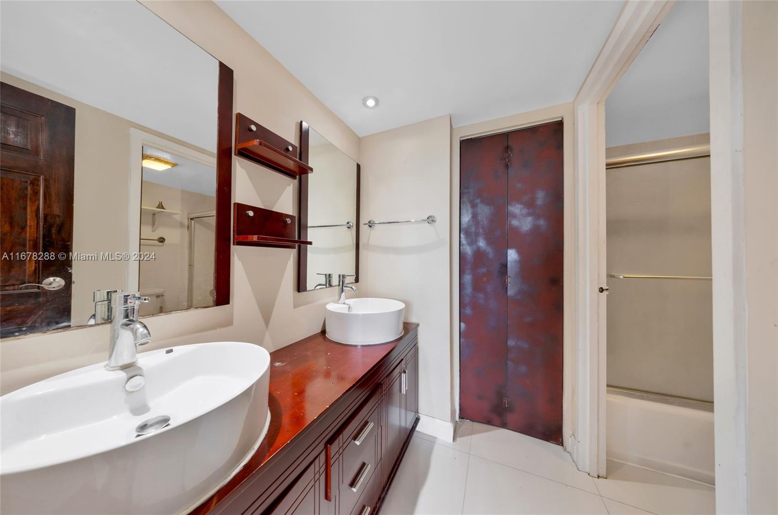 WATERSIDE TOWERS CONDO - Residential