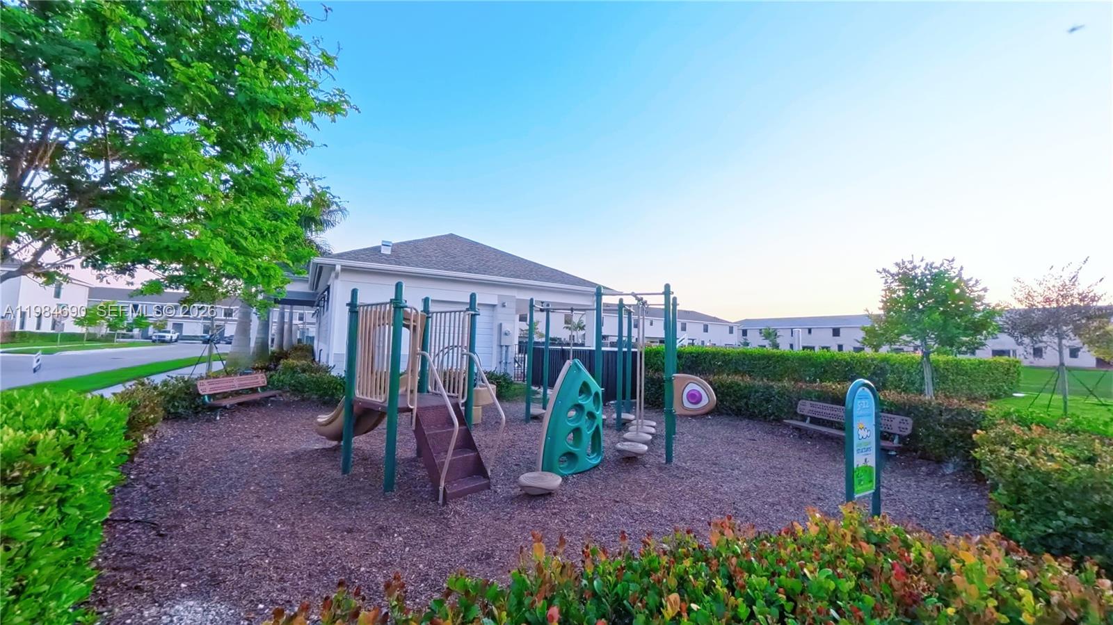 PALM CAY - Residential