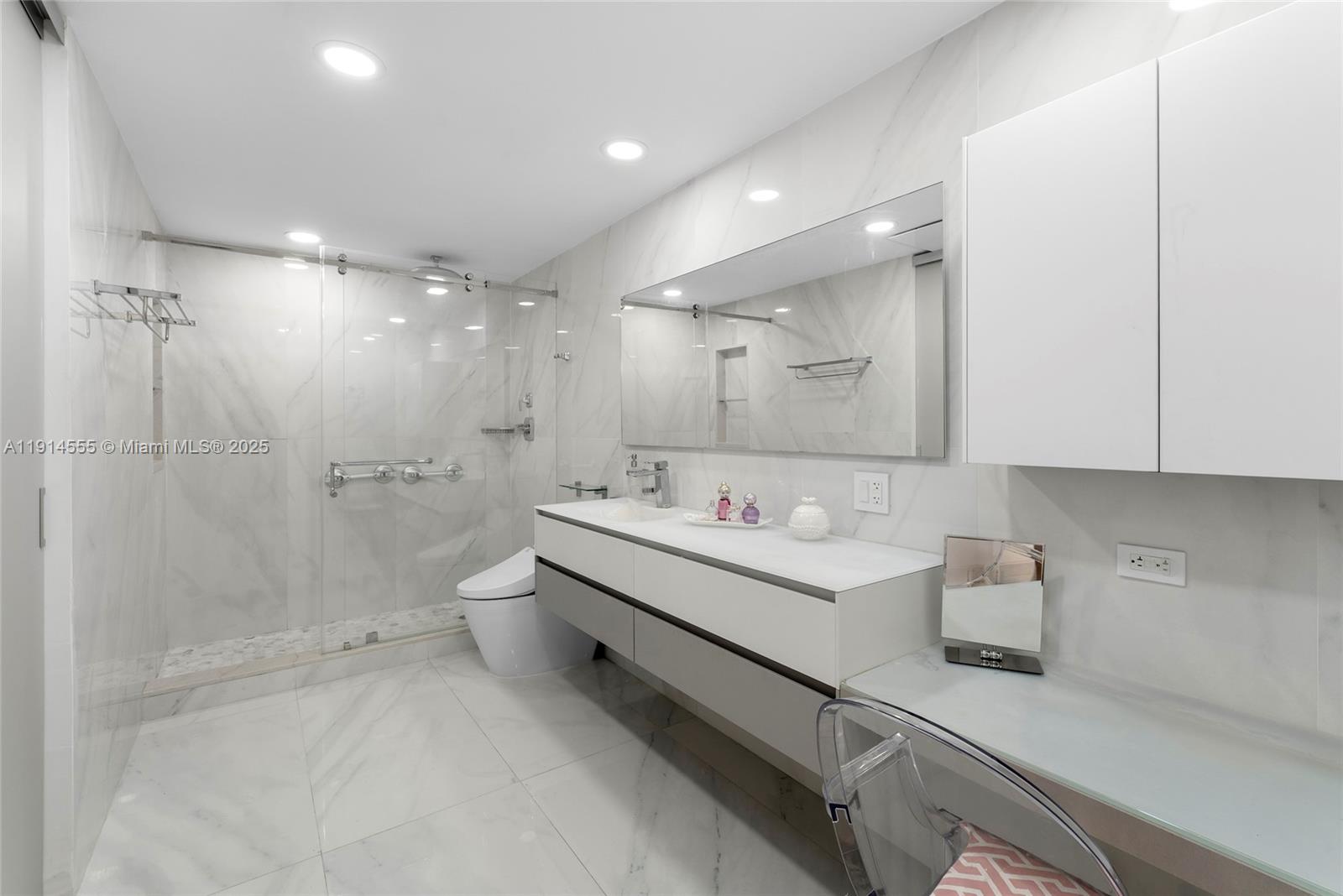 SAYAN CONDO - Residential