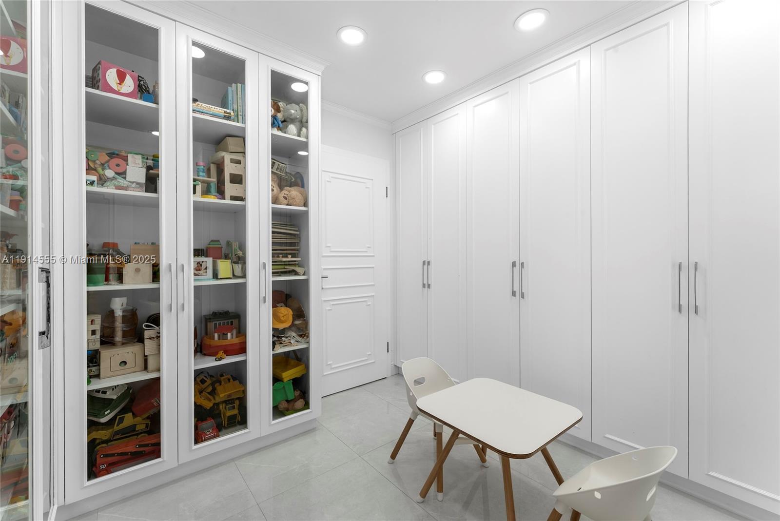 SAYAN CONDO - Residential