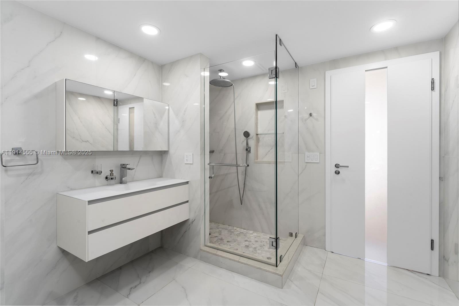 SAYAN CONDO - Residential