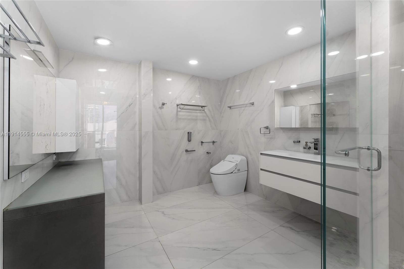 SAYAN CONDO - Residential