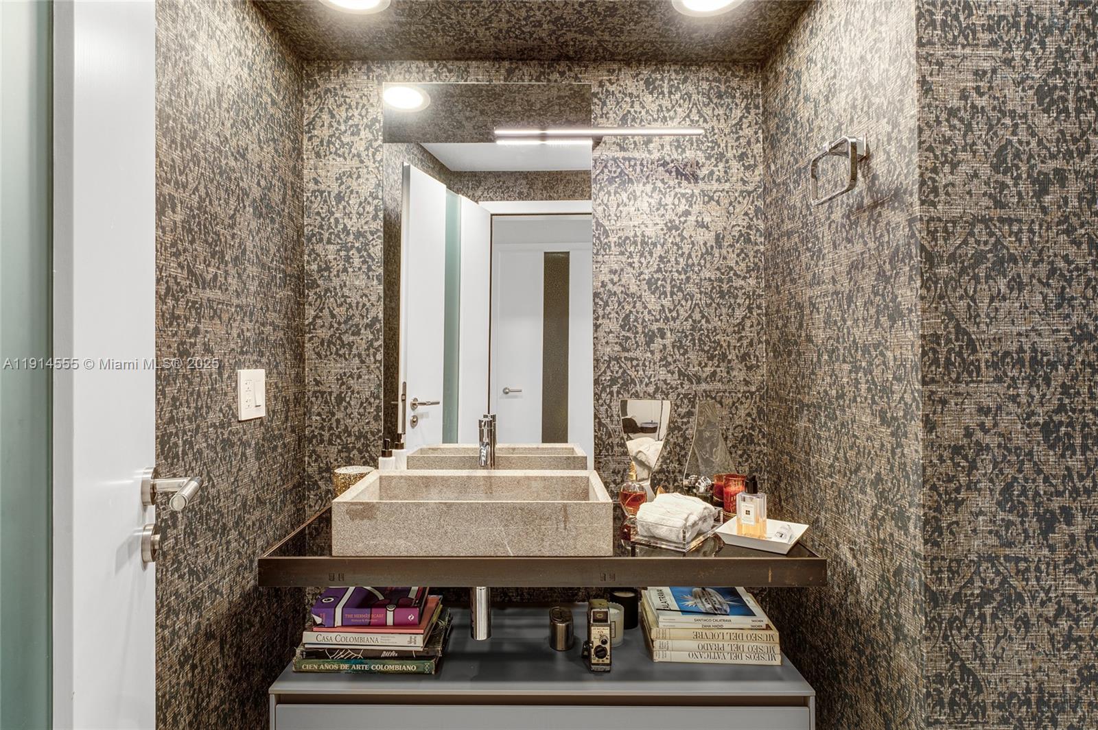 SAYAN CONDO - Residential