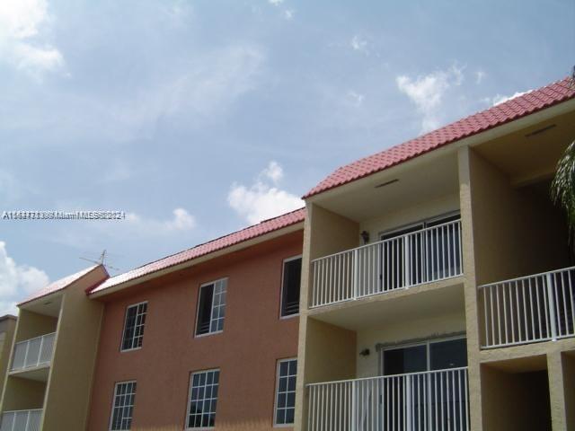 Very Nice Apartment 2 bedrooms, 2 bathrooms, excellent condition, centrally located to Miami airport, restaurant and shopping, tennis court, play ground, gym.