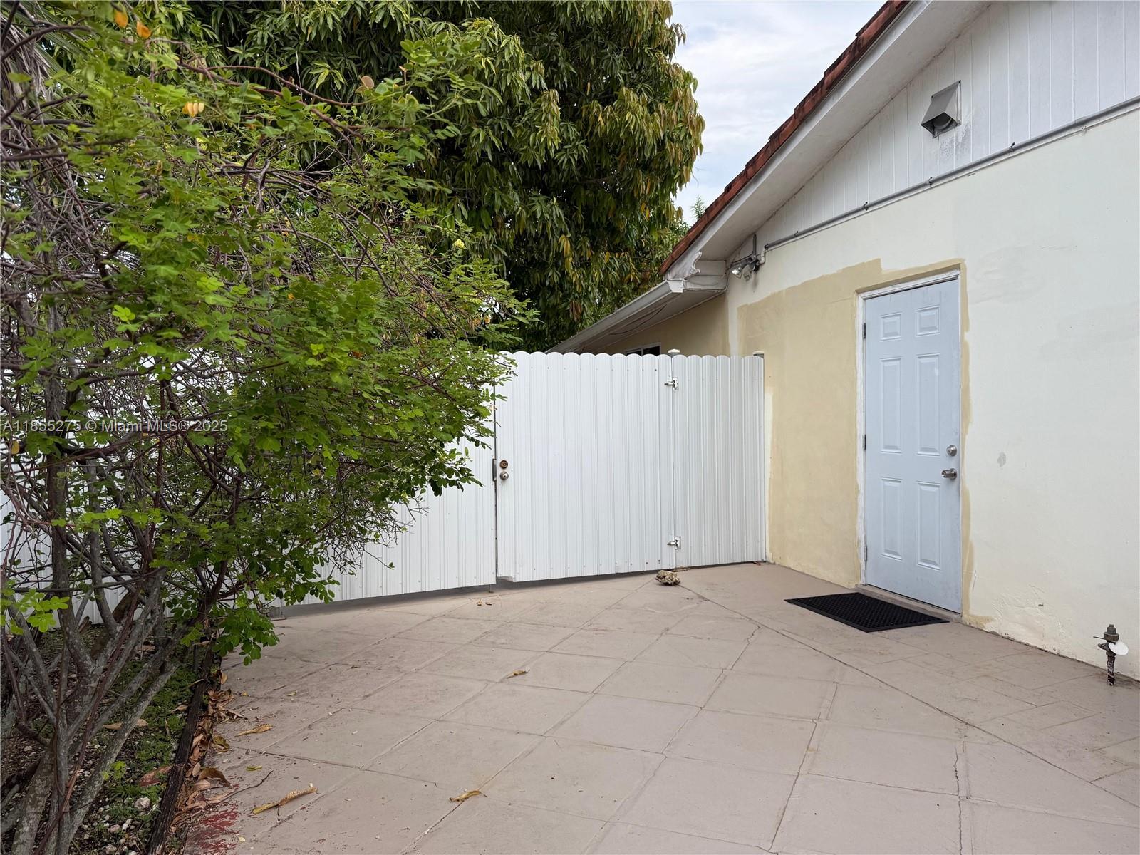 Prime Location Near FIU! Charming efficiency with a cozy living/bedroom area, bathroom, and a little kitchen. Only 2 months required to move in! Conveniently located near top-rated schools, major highways, and shopping centers. Showings start 08/11. Easy to show!