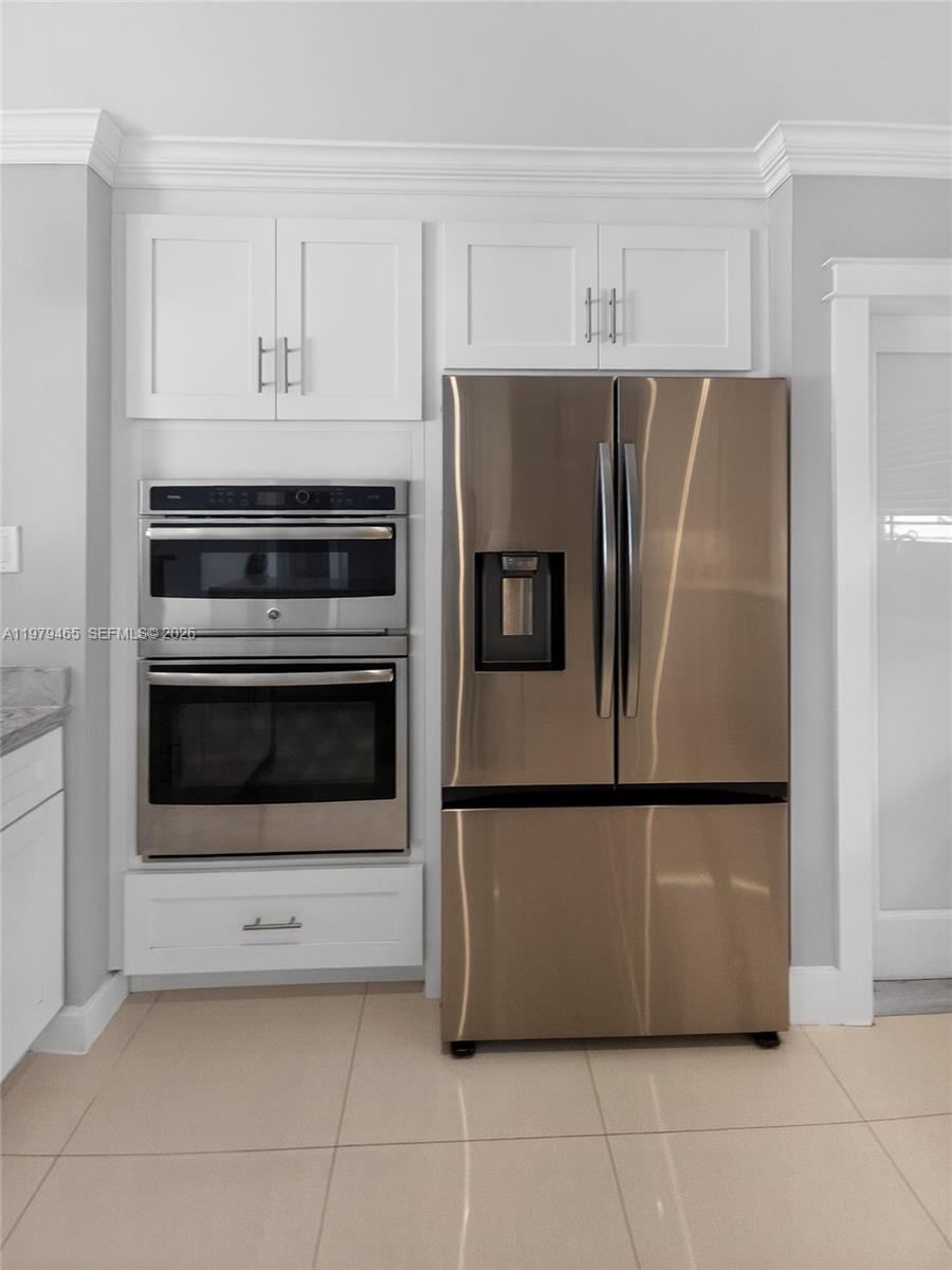 HOLLYWOOD HILLS - Residential Lease