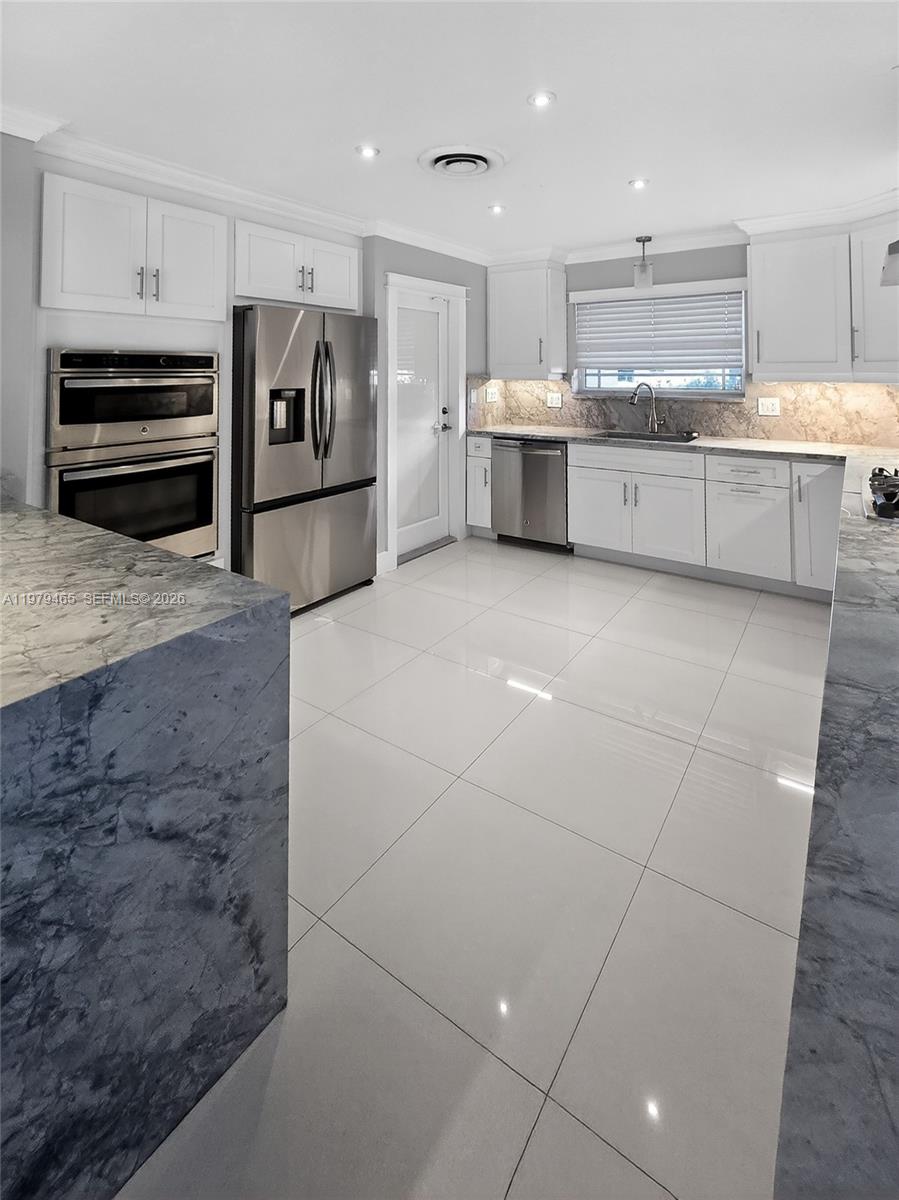 HOLLYWOOD HILLS - Residential Lease