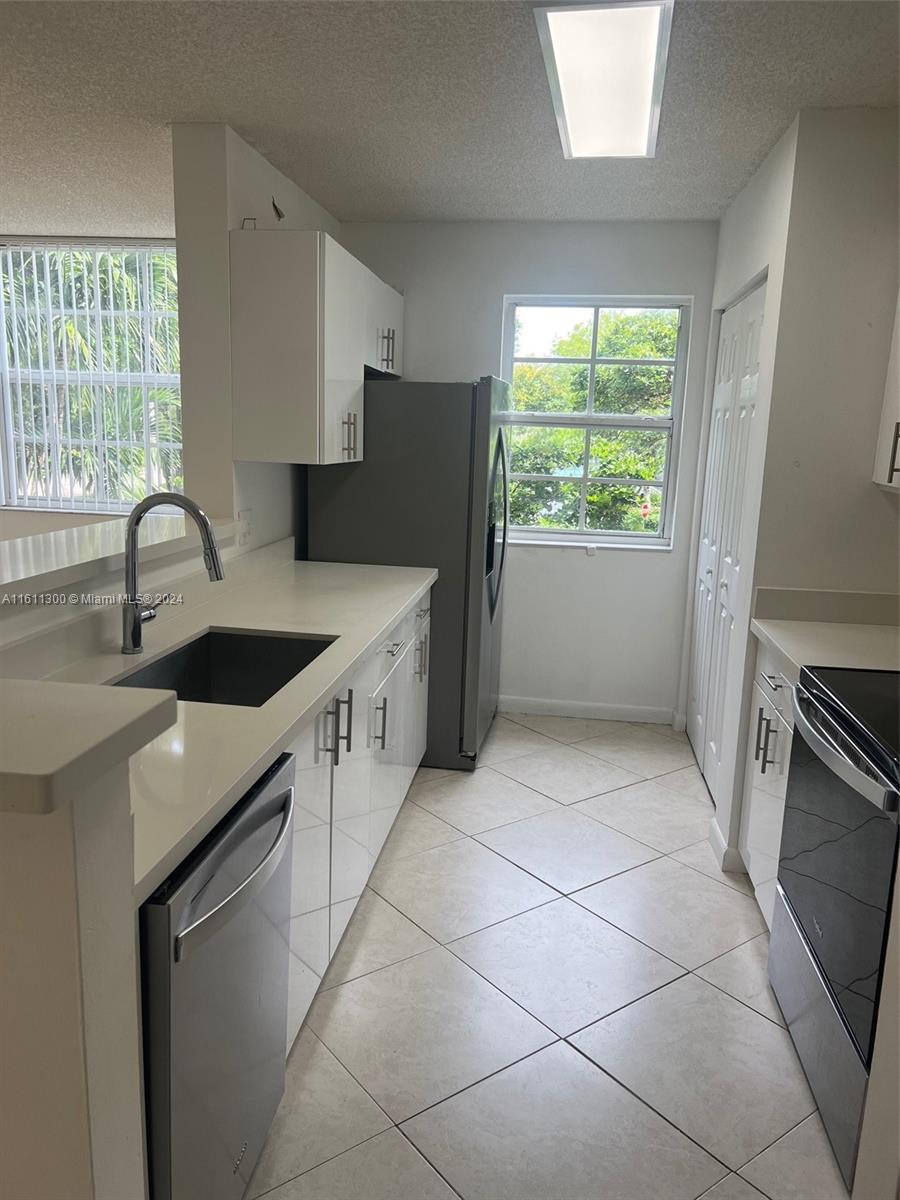 BEAUTIFUL 3 BEDROOMS 2 BATHROOMS UNFURNISHED YEARLY RENTAL UNIT AT YACHT CLUB AT AVENTURA!ALL TILE AND LAMINATE FLOOR THROUGHOUT, NO CARPETS.. WASHER AND DRYER INSIDE THE UNIT. VERY SPACIOUS. NEW STAINLESS STEEL APPLIANCES . QUARTZ COUNTERTOPS IN BATHROOMS AND KITCHEN. UPDATED SHOWER IN MASTER BATHROOM. GREAT AMENITIES AT YACHT CLUB TENNIS COURTS, POOL, JACUZZI, GYM, 24 HOURS SECURITY AND MUCH MORE! VERY CLOSE TO LOVELY BEACHES, PARKS , AVENTURA MALL, AND BEAUTIFUL JOGGING/WALKING TRAIL RIGHT ACROSS THE STREET!