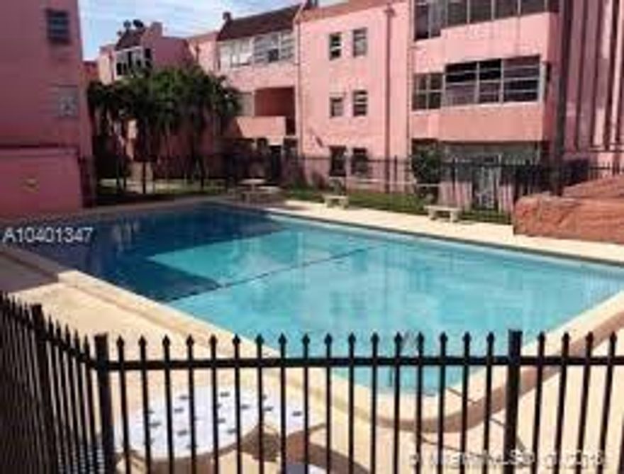 Nice unit in the heart of Hialeah, great location near to the mall and Palmetto highway, ready to move in, very quiet community, very bright apartment. Come to see it !!