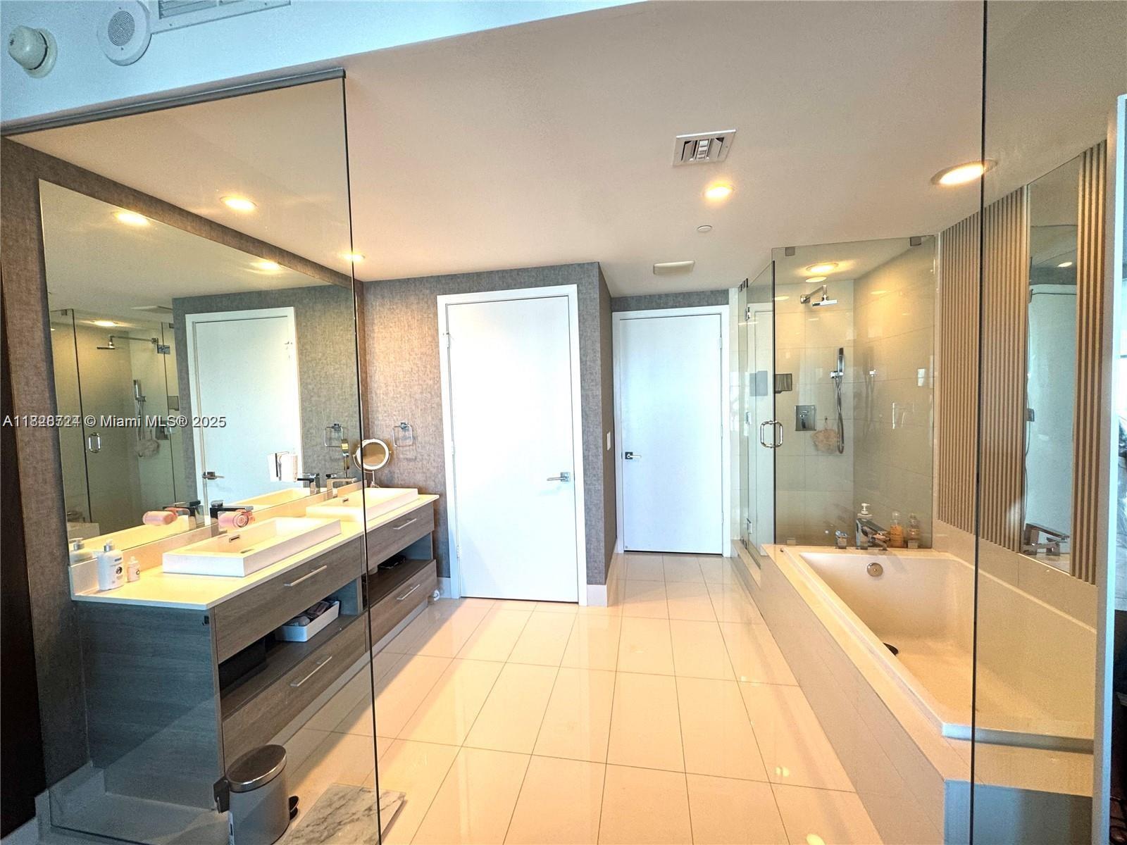 PARAISO BAY CONDO - Residential