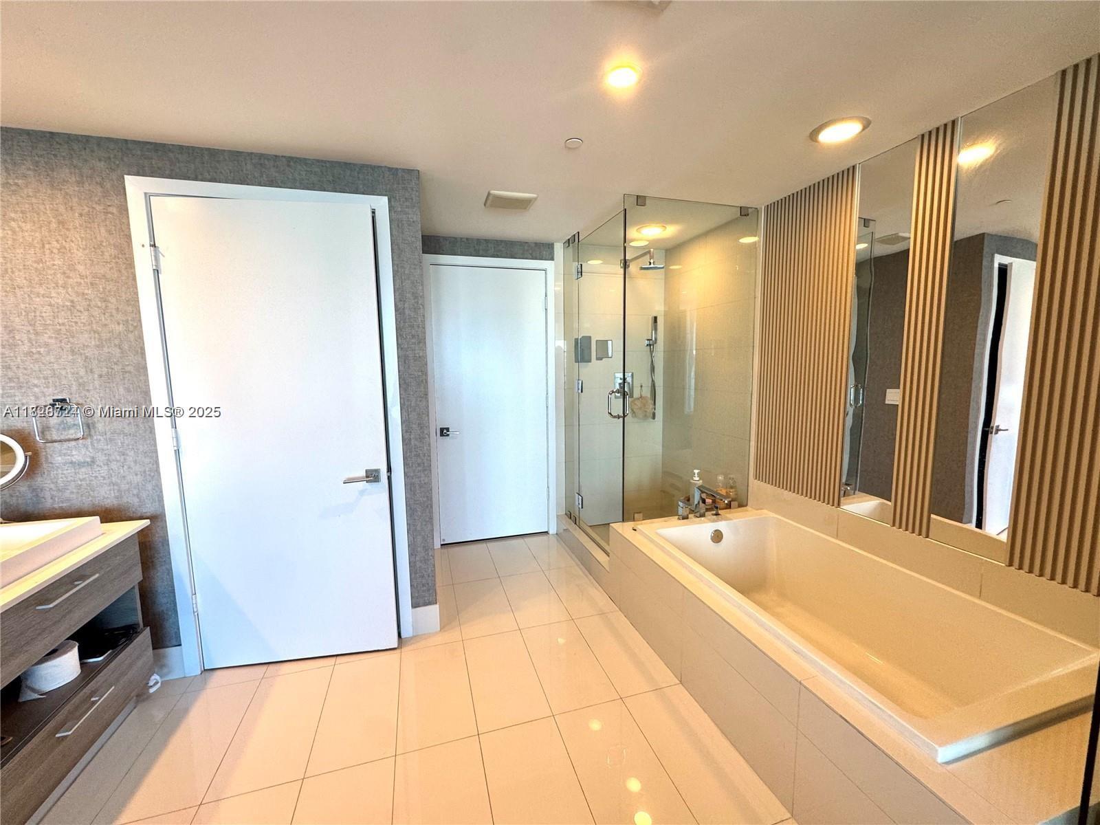 PARAISO BAY CONDO - Residential