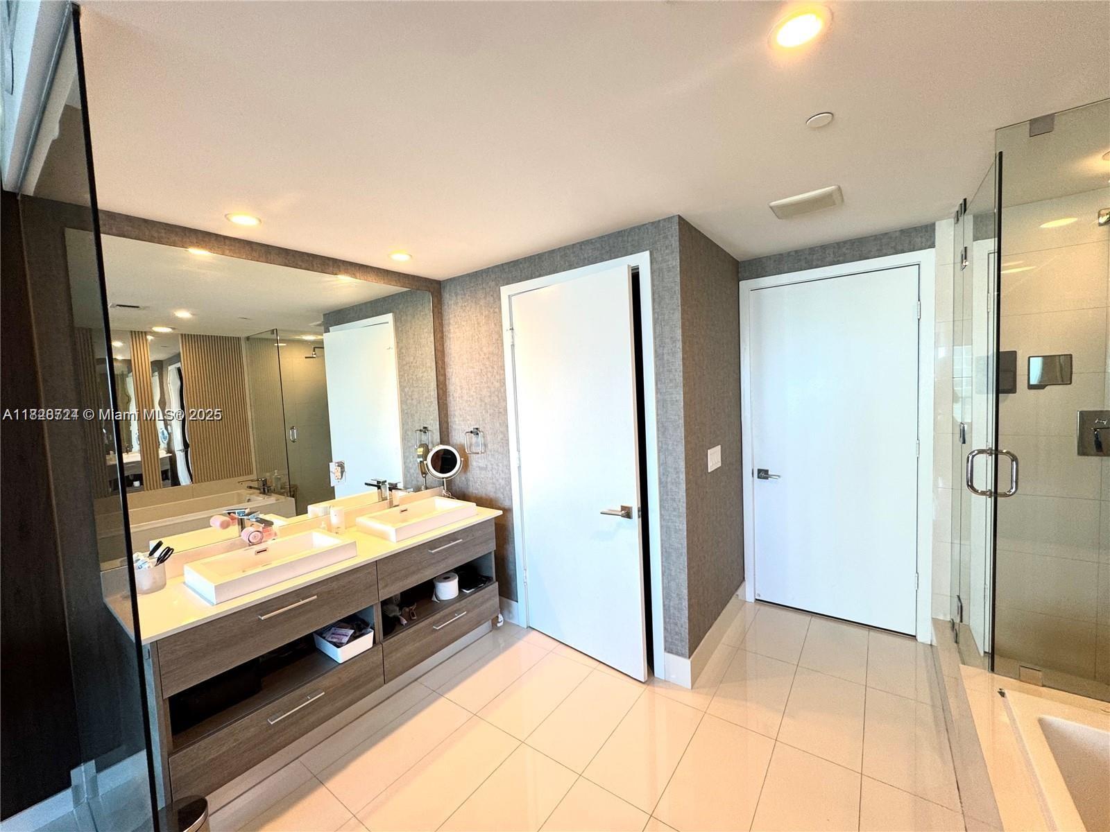 PARAISO BAY CONDO - Residential