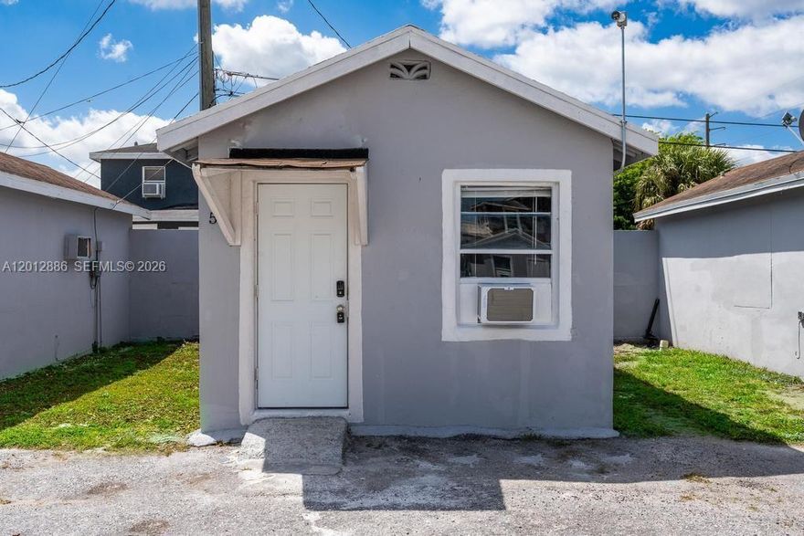Studio apartment for rent. Utilities are not included. Renovated floors & paint. Updated bathroom with new vanity and shower. Requirements to move in : first-month rent plus++ one-month security deposit. One-year lease. The unit is unfurnished (The unit can be furnished for an additional cost).