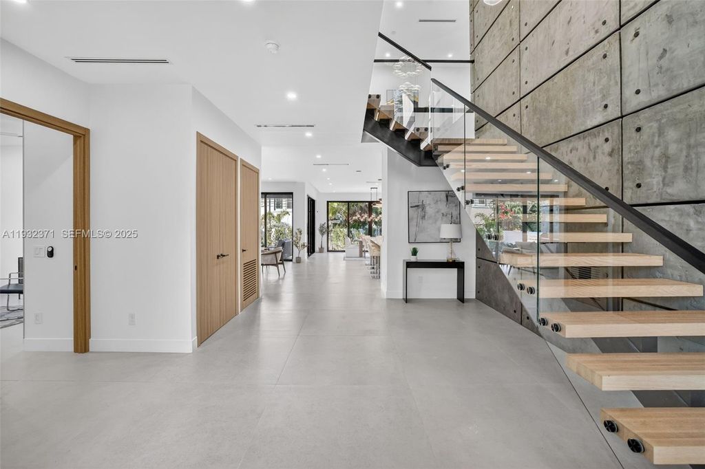 Photo of 1013 SE 9th St, Fort Lauderdale, FL 33316 (MLS # A11932371)