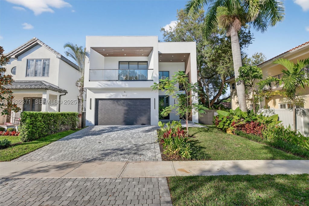 Photo of 1013 SE 9th St, Fort Lauderdale, FL 33316 (MLS # A11932371)