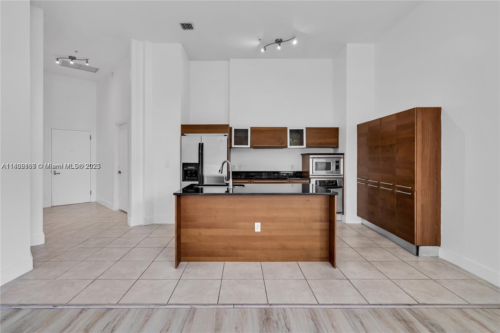 1900 N Bayshore Dr 516