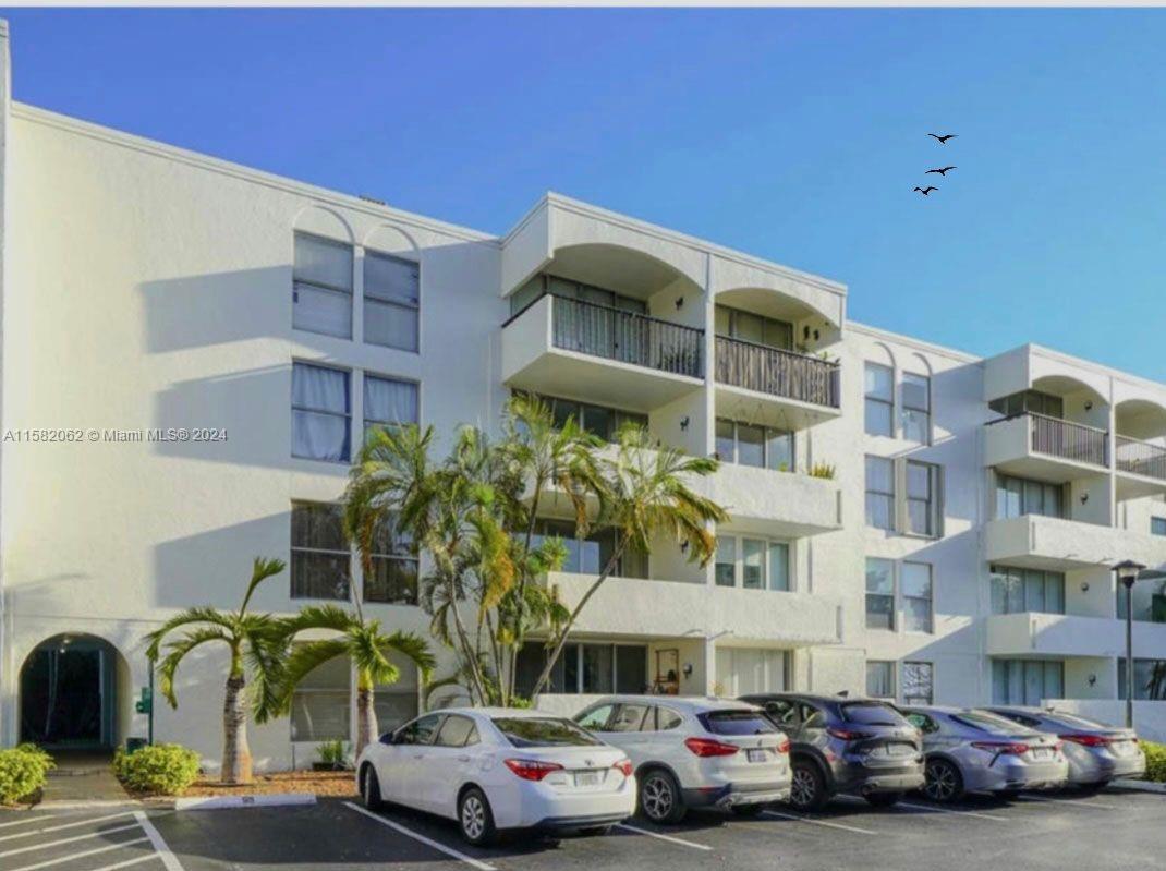 Desirable building in Coral Way! quiet neighborhood. ample apartment with stunning garden views from the bedrooms and dinning room. cozy balcony overlooking palm trees. Master bedroom with walk-in closet. Laundry facility in the same floor. Swimming pool with BBQ area. Playground