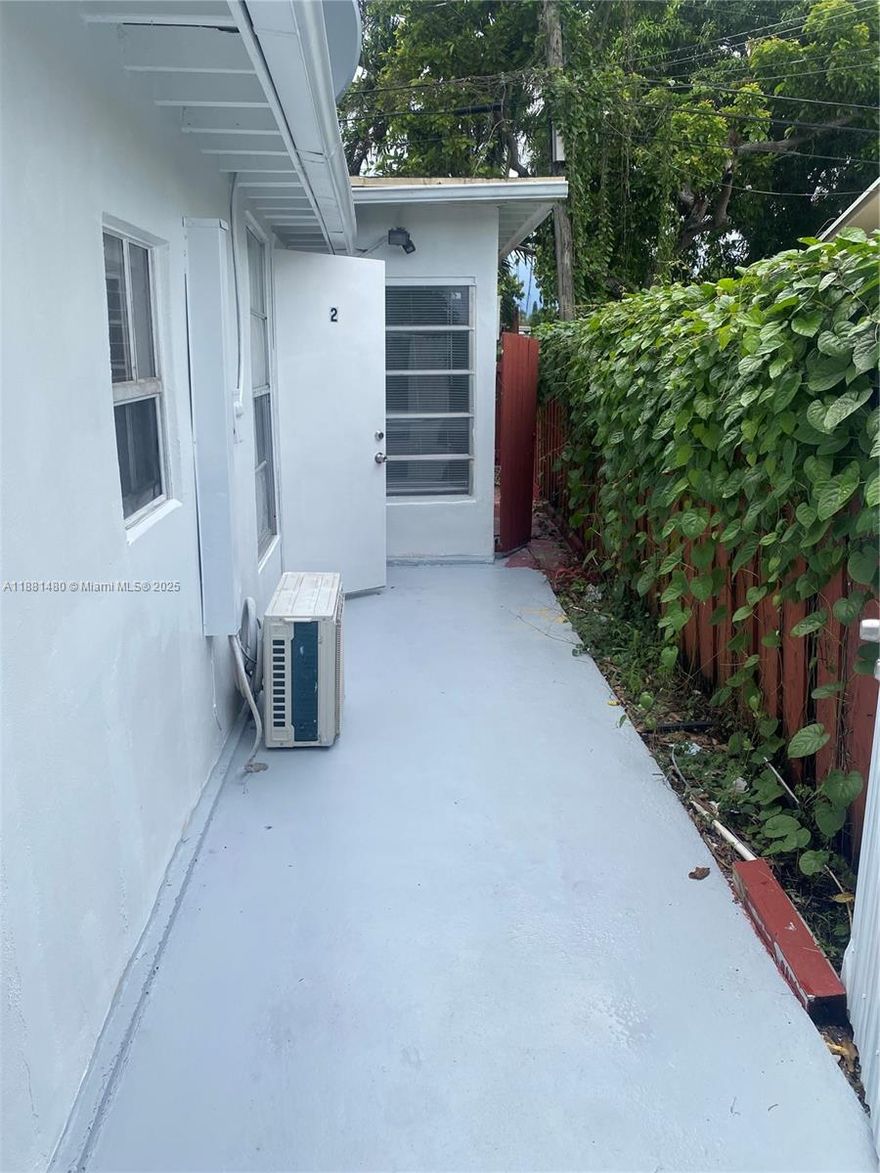 Ready to move in efficiency in a highly demand area water and electricity included . Unit won’t last long  call now to schedule a showing .