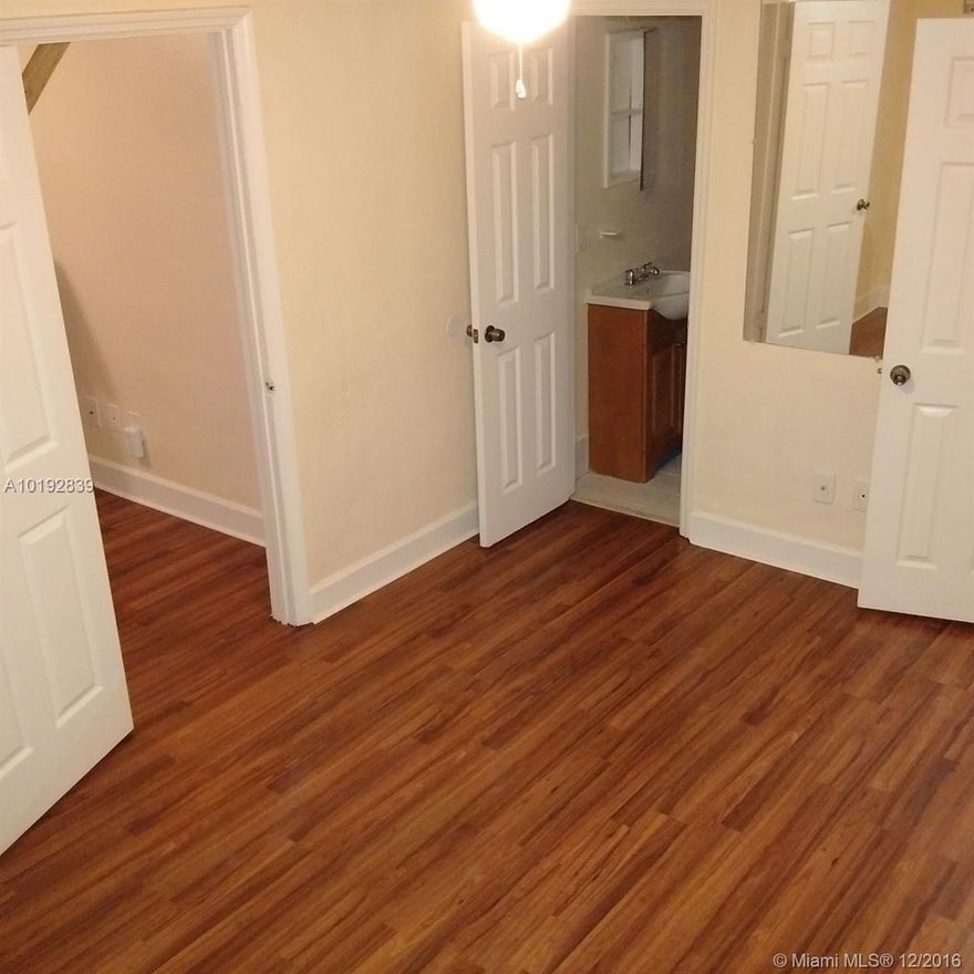 Spacious, comfortable detached front duplex ( the second unit is located in the way back of the property). Unit recently renovated and in perfect condition. All appliances including washer/dryer are updated. Live in the heart of Hollywood in a quiet location at an amazingly affordable price.