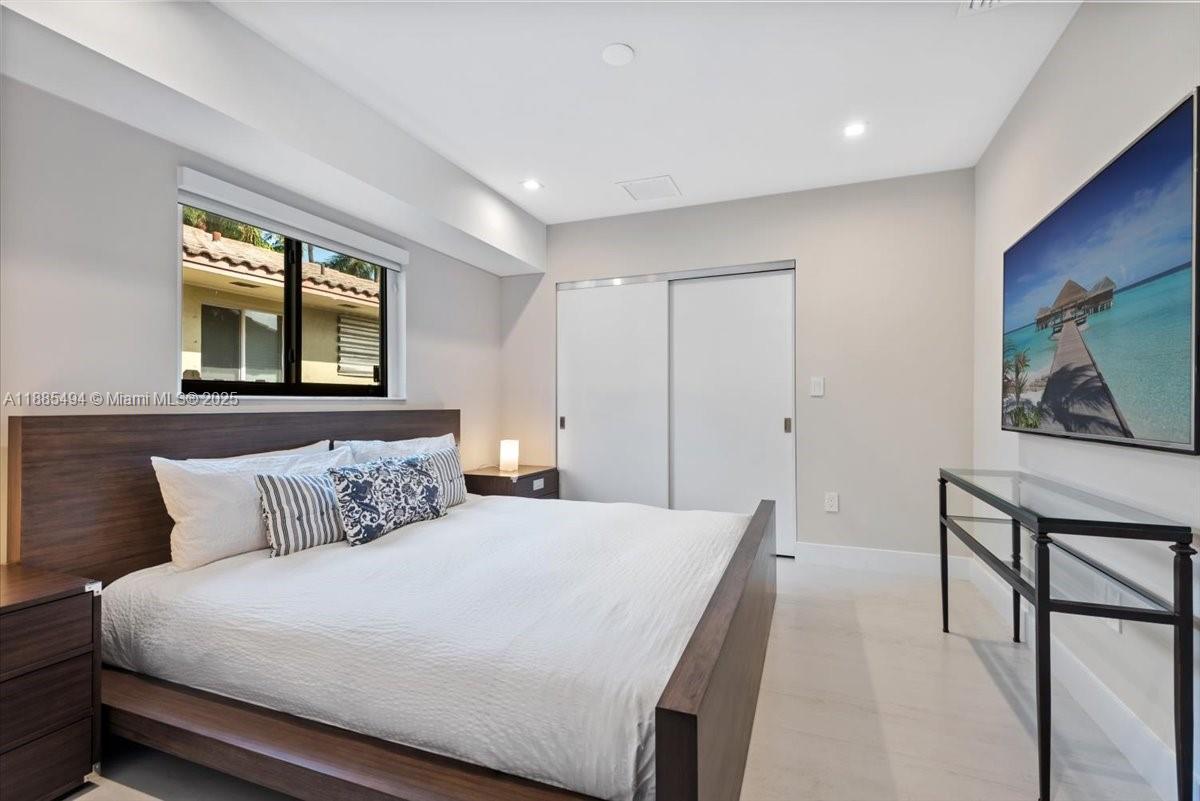 HOLLYWOOD LAKES SECTION - Residential
