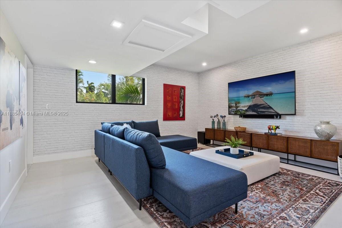 HOLLYWOOD LAKES SECTION - Residential