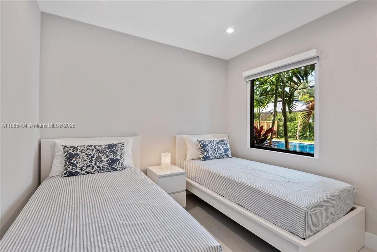 HOLLYWOOD LAKES SECTION - Residential