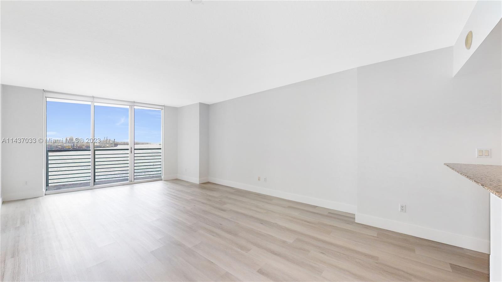 Impecable 3 bedroom 2 bath at South Biscayne - One Miami West- . Perfect life & work location. Enjoy the Biscayne views with the convenience of living walking distance to the upcoming new downtown Miami and Brickell area. Minutes of I-95