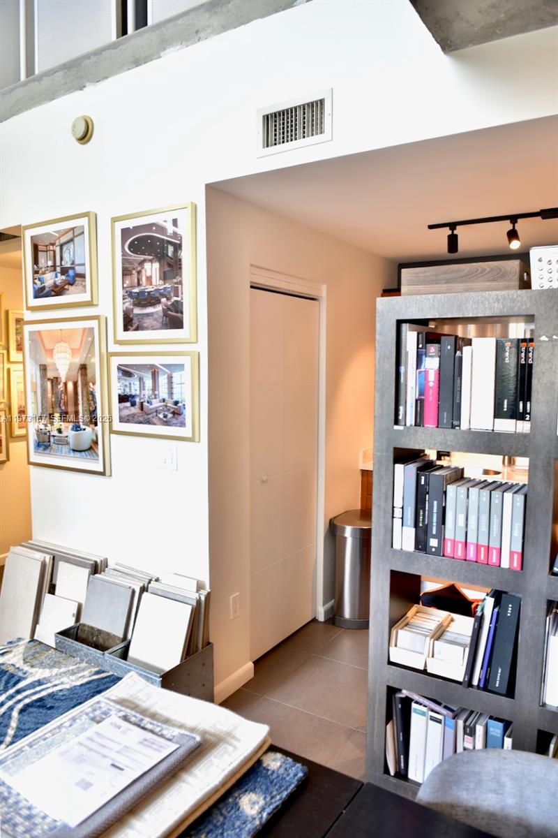 MIDBLOCK MIAMI CONDO - Residential