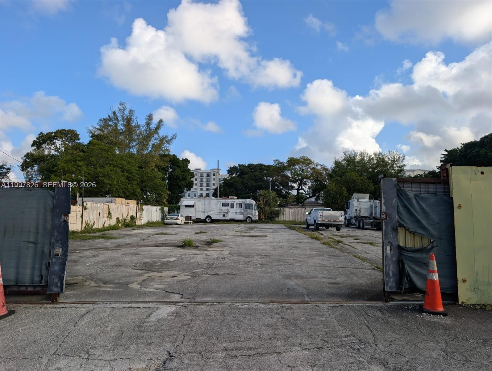 RAMBLER SQUARE - Land