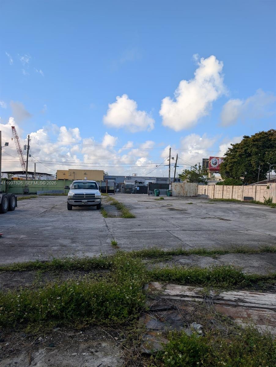 RAMBLER SQUARE - Land