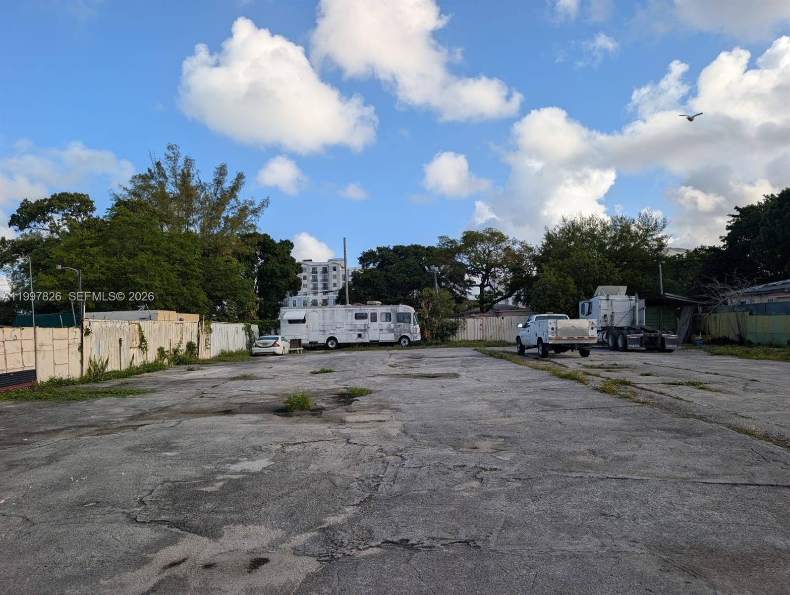 RAMBLER SQUARE - Land