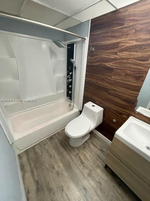 LESLIE ESTS SEC SIX - Residential Lease