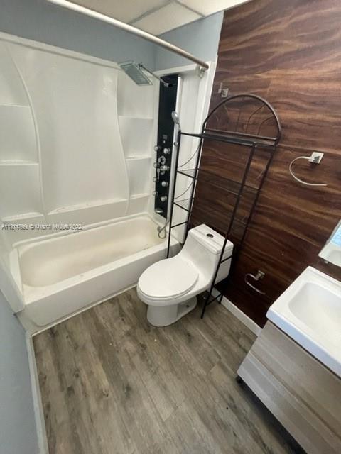 LESLIE ESTS SEC SIX - Residential Lease