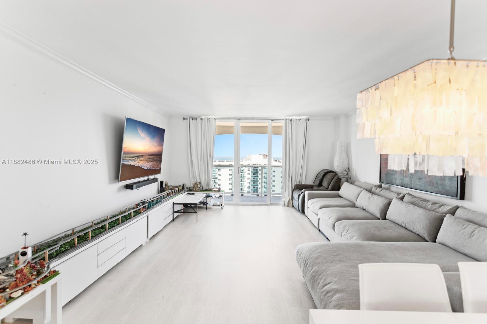 HALLMARK OF HOLLYWOOD CON - Residential