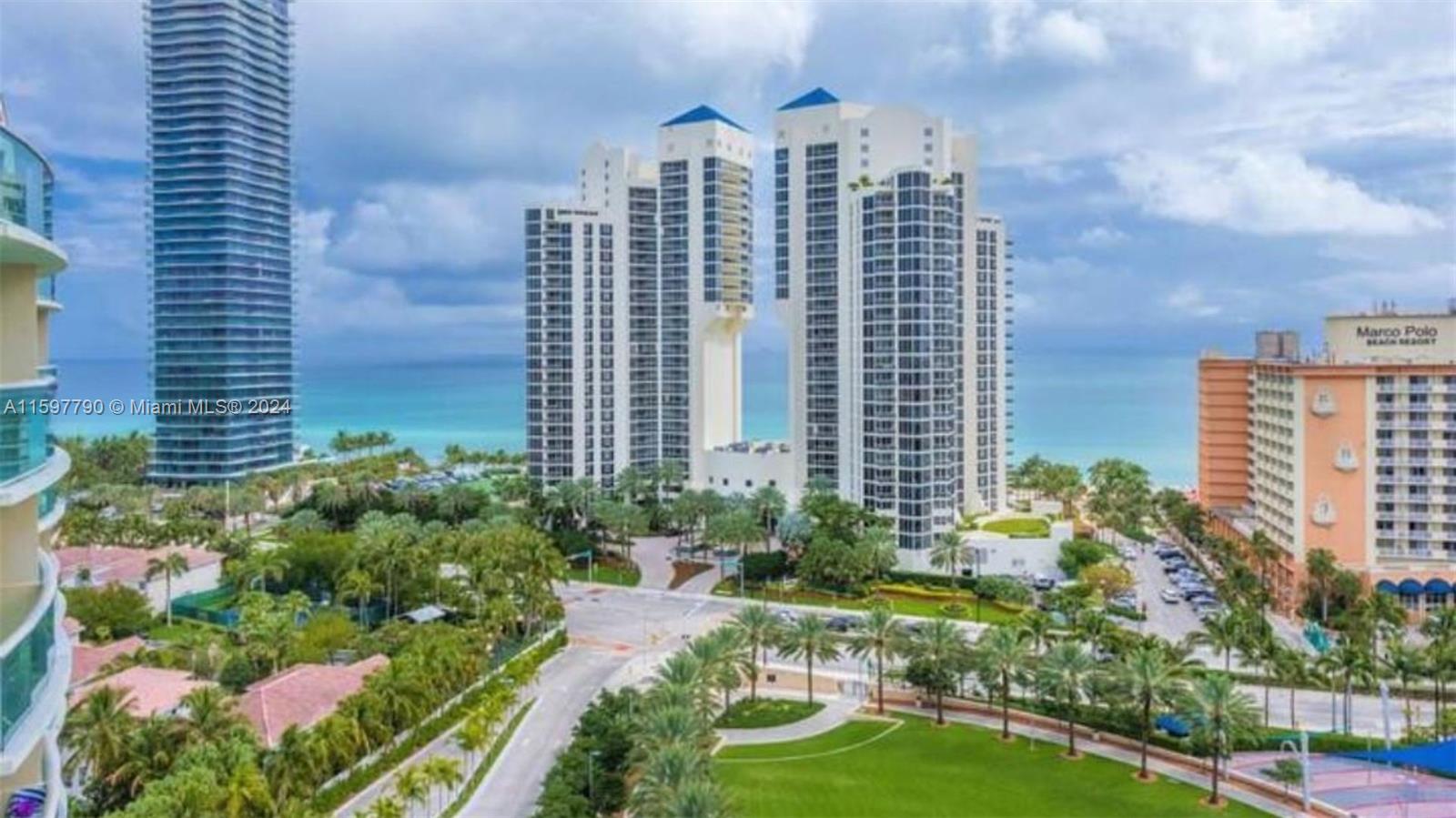 Large one Bedroom (1,005 sq.ft) unit with Ocean View. Short term rentals are allowed in this well maintain building. Remodel it and have this million of dollar view and location at a fraction of the cost.
Tenant in place 24 hours to show. text listing agent.