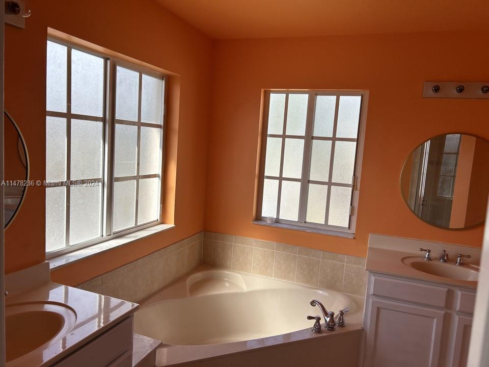 MANDARIN LAKES - Residential