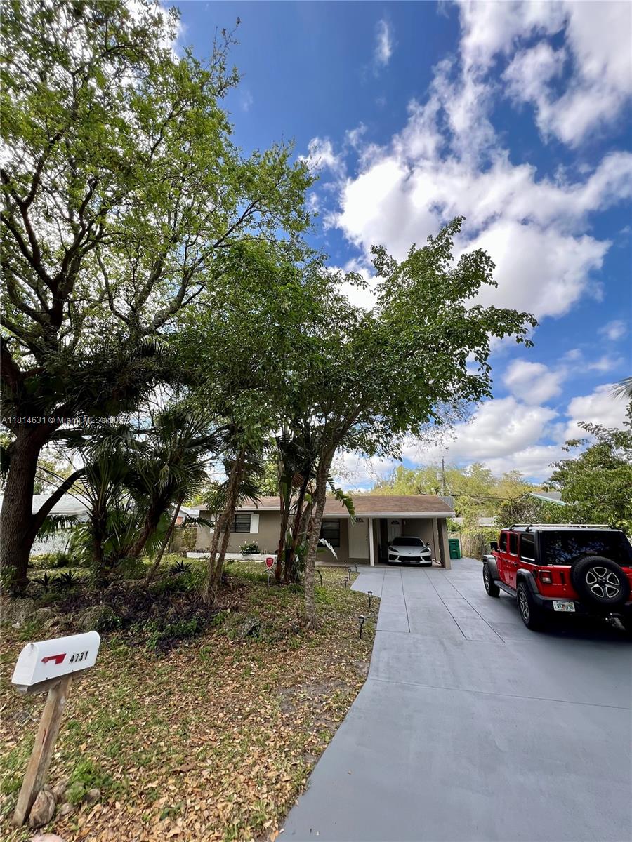 Beautifully furnished 3-bedroom, 1.5-bathroom house in Fort Lauderdale. Quiet neighborhood, Ideal for families, professionals, or groups seeking comfort and convenience. Private parking, hot tub with amazing private backyard, smart TV in every room, central AC and all appliances, easy and fast approval, please text.