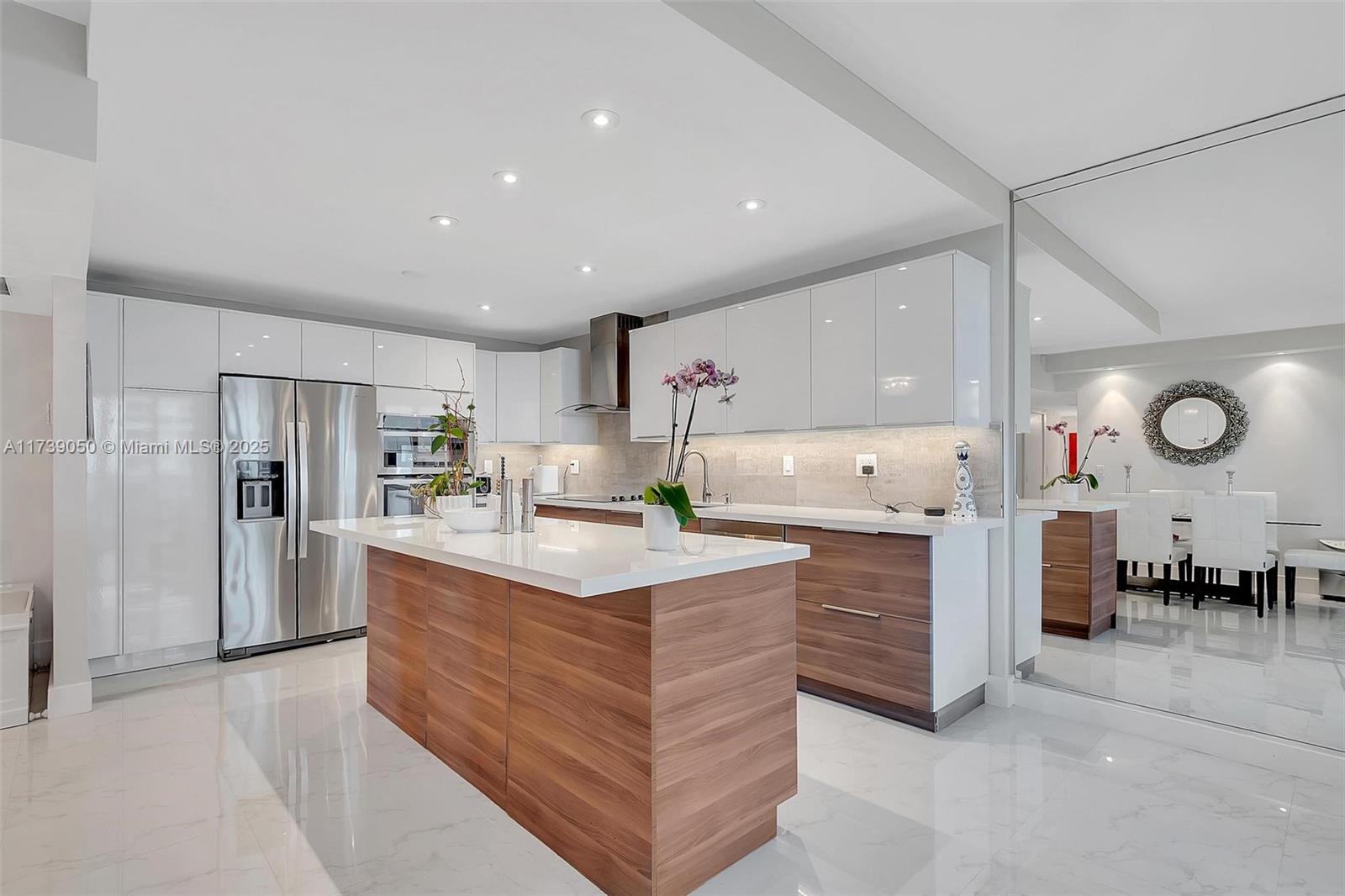 2301 Collins Ave 810