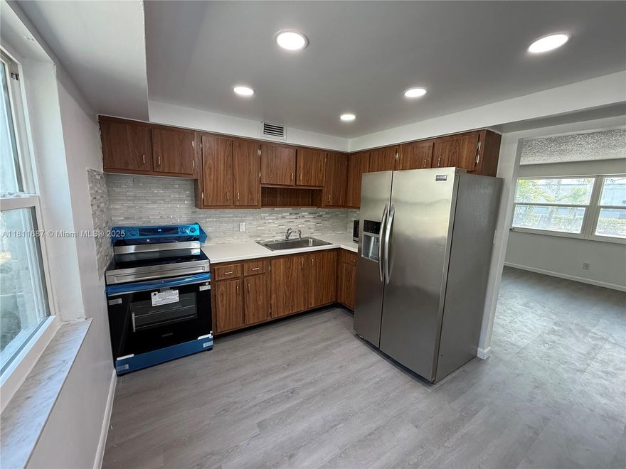 2 bedroom 1 bath very specious. Great and remodeled unit. New kitchen stainless steal Appliences, spot lights, new counters and backsplash. New floors and may closet space. New windows. Central AC. 
Easy access, first floor. East of US 1, four blocks north of Sheridan St, stores, restaurants and shipping close by.
Move in cost first month and 2 security deposits, total $5700.
Unit has own water meter and electric meter, tenant pays own water and electric bill. No smoking inside the unit!
Non refundable pet deposit $250(if any including Service dog).
3 parking spaces.