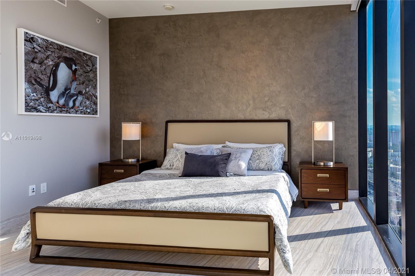 18555 COLLINS AVENUE COND - Residential