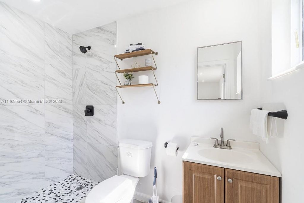 Photo of 319 SW 12th Ct, Fort Lauderdale, FL 33315 (MLS # A11469554)