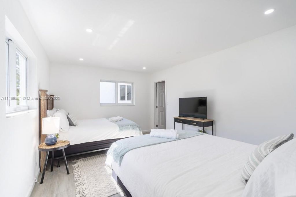 Photo of 319 SW 12th Ct, Fort Lauderdale, FL 33315 (MLS # A11469554)