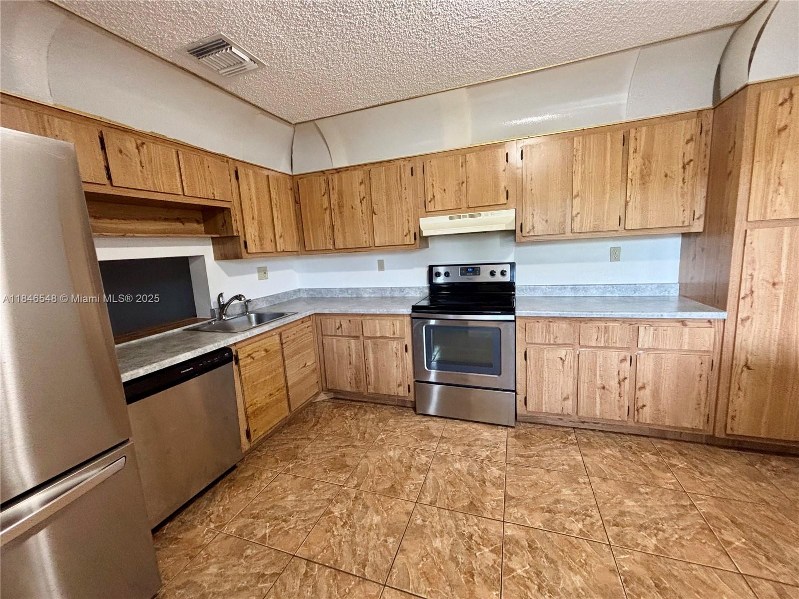 Hot Listing! 3-Bed, 2.5-Bath Corner Townhome in North Lauderdale
Don’t miss this incredible opportunity! This semi-private townhome offers over 1,600 SQFT of living space under air, with an updated interior that’s move-in ready. The kitchen features brand-new appliances, updated countertops, and plenty of space for a breakfast table — ideal for casual dining or morning coffee. The main floor includes a half bath, and an open-concept living/dining area perfect for entertaining. Upstairs, two walk-in closets and three large bedrooms. Perks include two assigned parking spots and location in a quiet, safe community.
Centrally located just minutes from supermarkets and major highways— this home is perfect for families.
Schedule your showing today — this one won’t last!