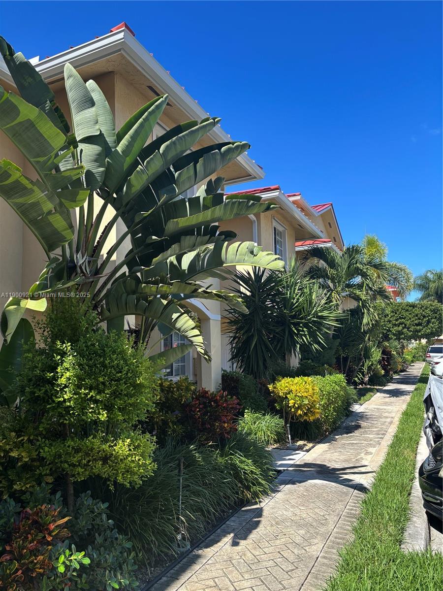 AQUA VISTA TOWNHOMES COND - Residential Lease