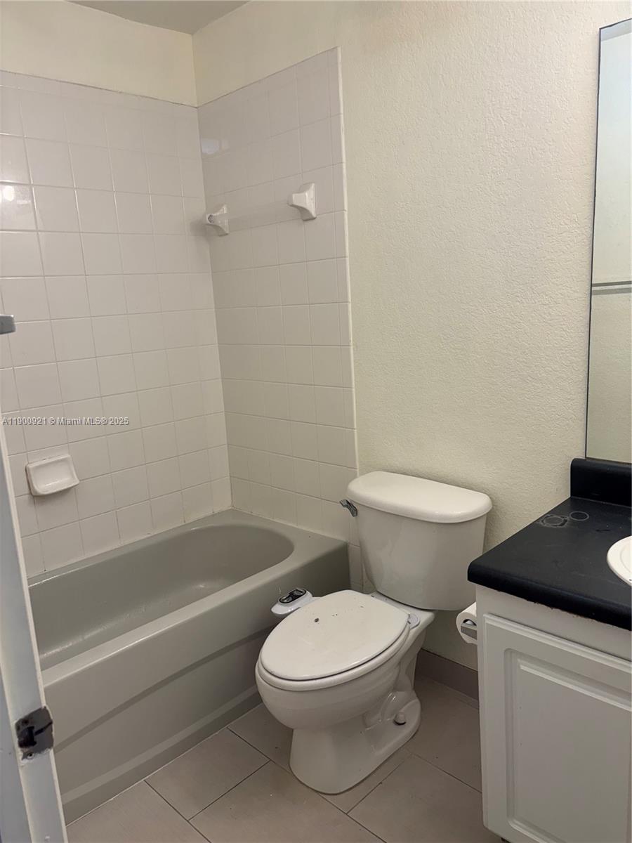 AQUA VISTA TOWNHOMES COND - Residential Lease