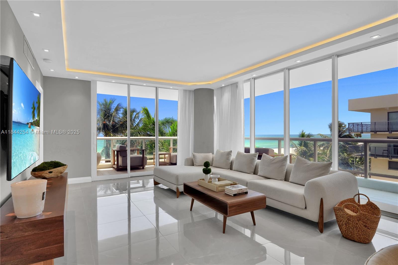 4201 Collins Ave 401