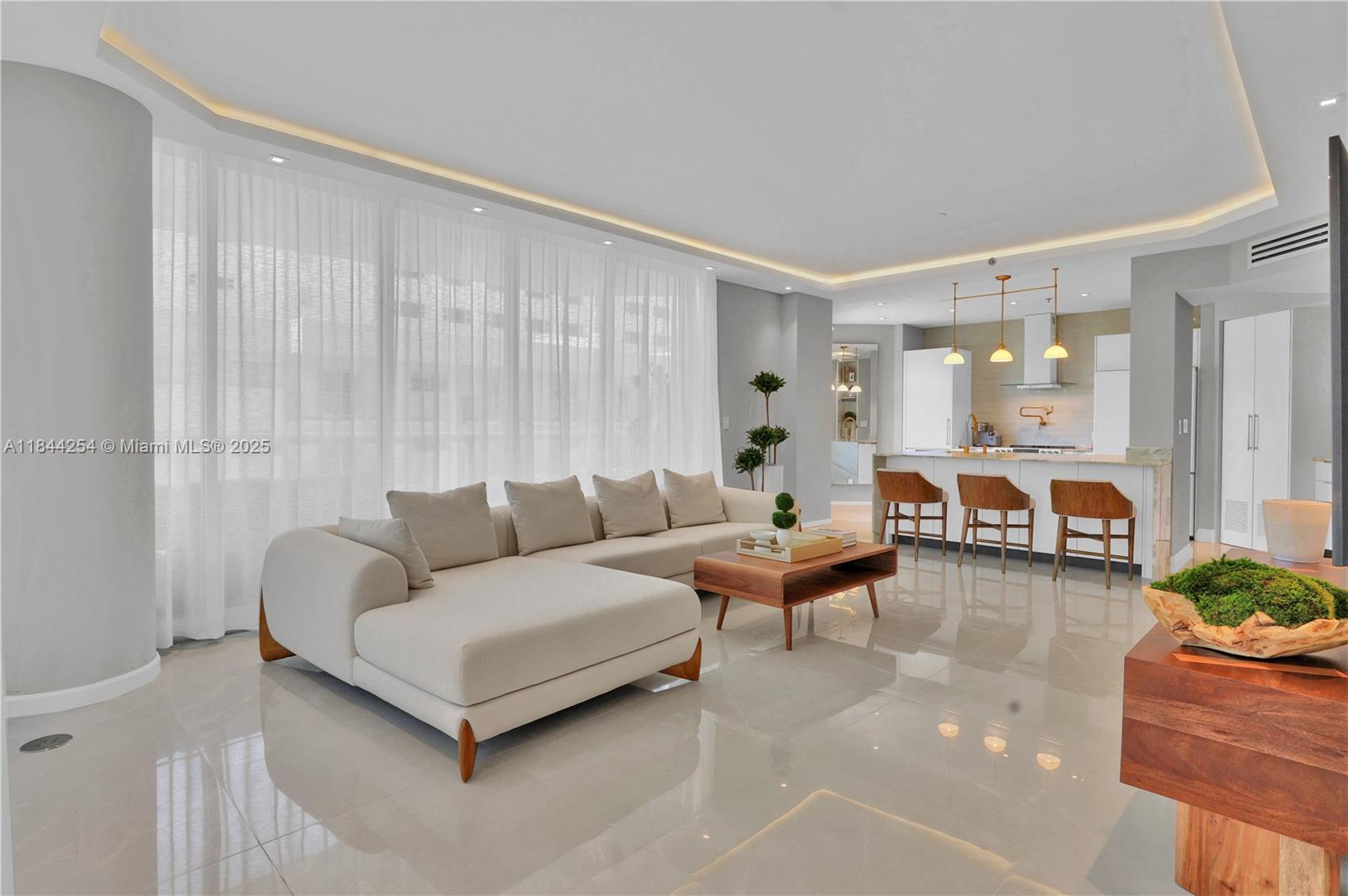 4201 Collins Ave 401